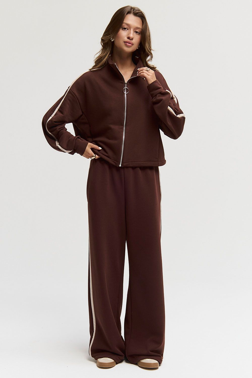 Олимпийка на молнии с лампасами шоколадного цвета