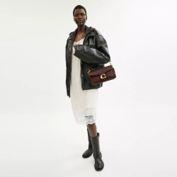 COACH СУМКА ЧЕРЕЗ ПЛЕЧО TABBY 26, ТЕМНО-КОРИЧНЕВЫЙ