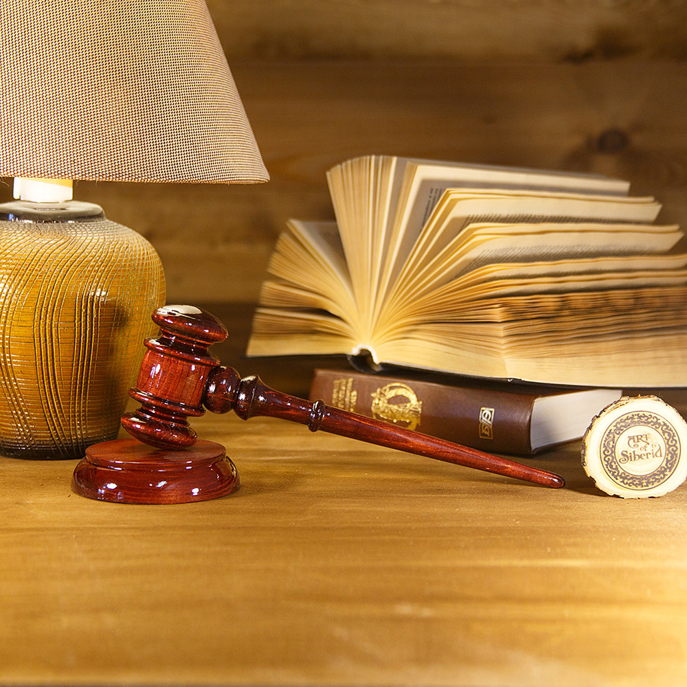Деревянный молоток судьи (аукционный молоток) из древесины кедра. wg2
