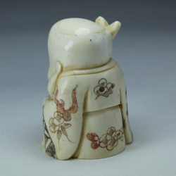 Нэцкэ Шоусин с посохом и табличкой пожелания счастья