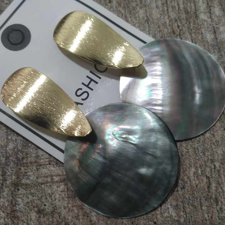 Серьги-гвоздики Перламутр диск капля изогнутая фактурная металл золотистый