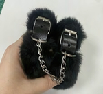 Черные наручники на цепи с меховой опушкой (Цвет: черный)