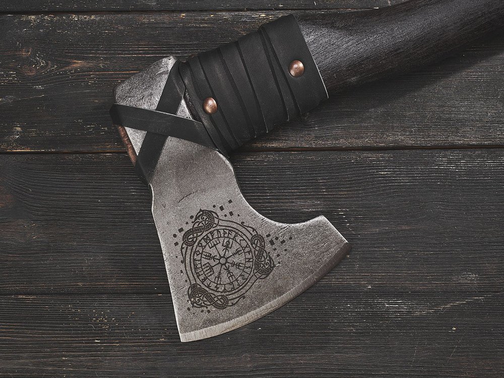 Топор "Руны", рукоять комель берёзы (морилка)