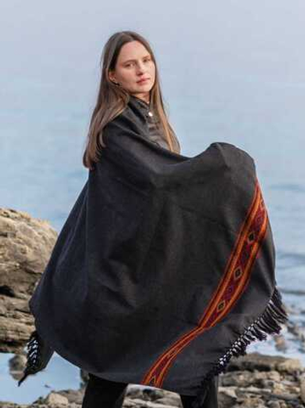 Шерстяной палантин с вышивкой (графит)