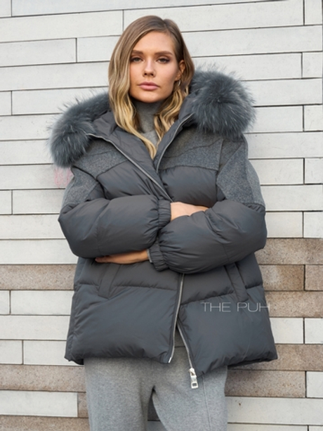 Темно-серый комбинированный пуховик с мехом енота