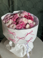 Букет из кустовых пионовидных роз, одноголовой розы, диантусов и хризантемы в розовом оттенке