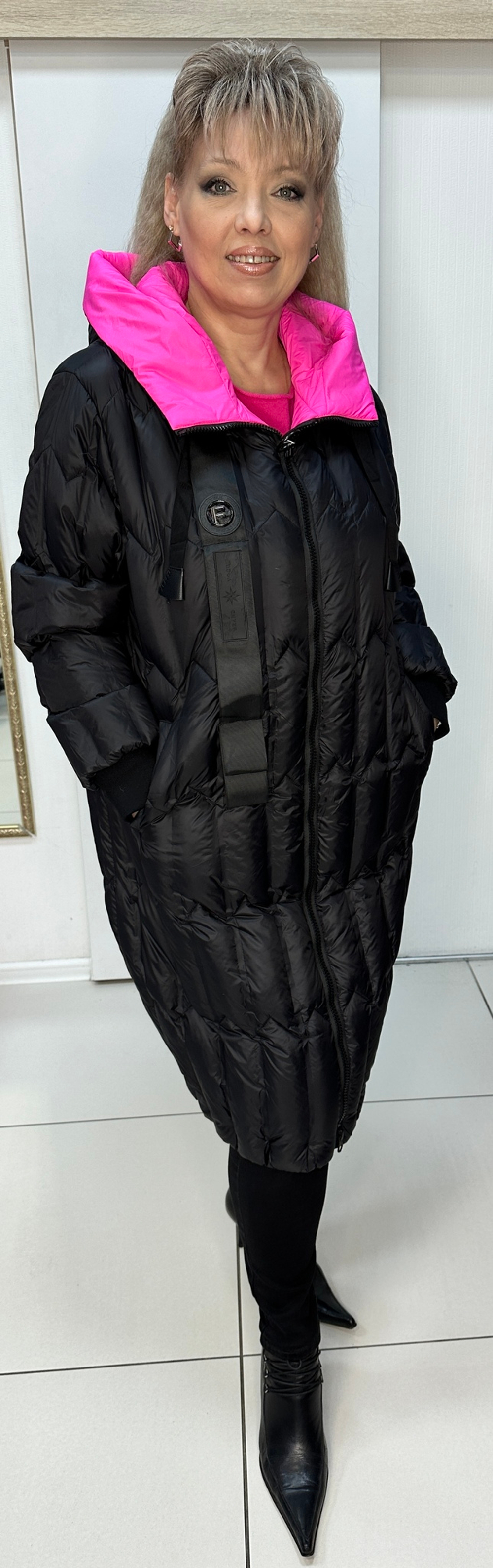 Зимнее черное пальто на пуху с отделкой фуксия