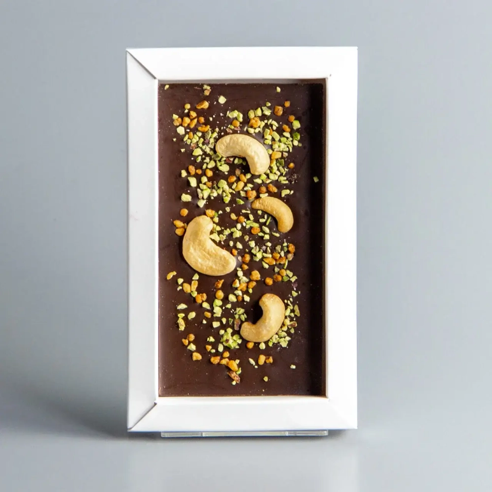 ТЁМНЫЙ ШОКОЛАД С ЖАРЕНЫМ КЕШЬЮ, КАРАМЕЛИЗИРОВАННЫМ ФУНДУКОМ И ФИСТАШКАМИ, НОВОГОДНЯЯ КОРОБОЧКА