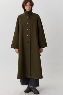 Объемное пальто зеленого цвета