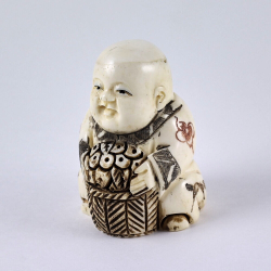 Нэцкэ Мальчик Карако с цветами