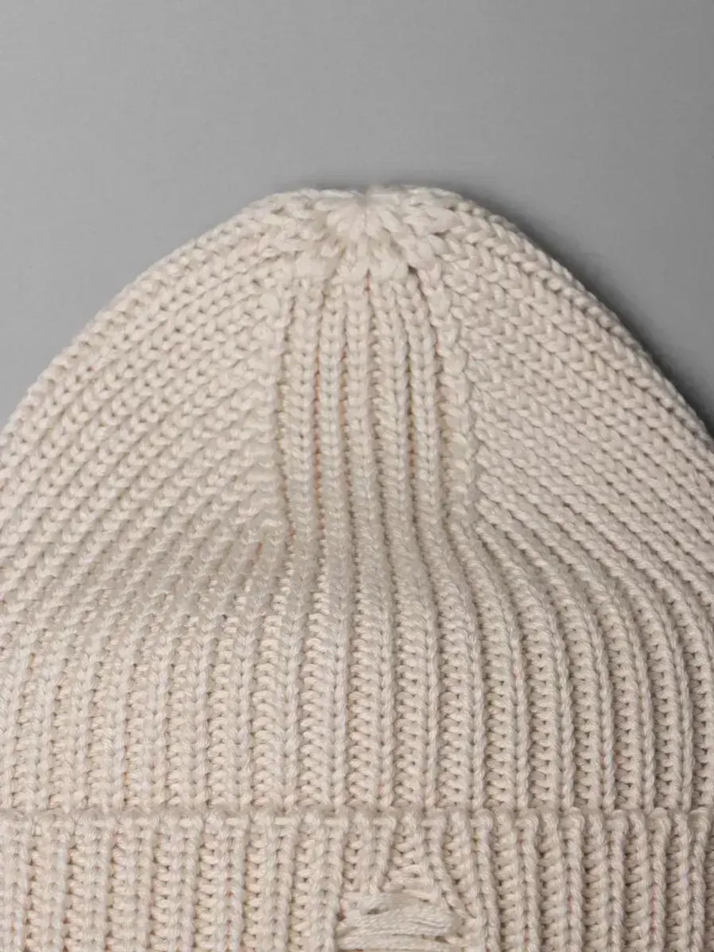 Шапка женская на осень рваная