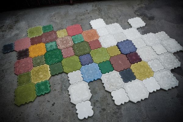 Как осуществляется покраска уже уложенной тротуарной плитки