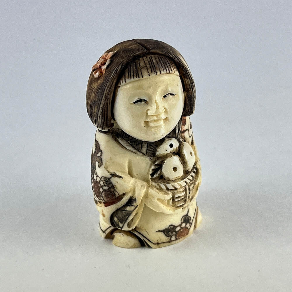 Статуэтка нэцкэ Гейша с корзиной плодов