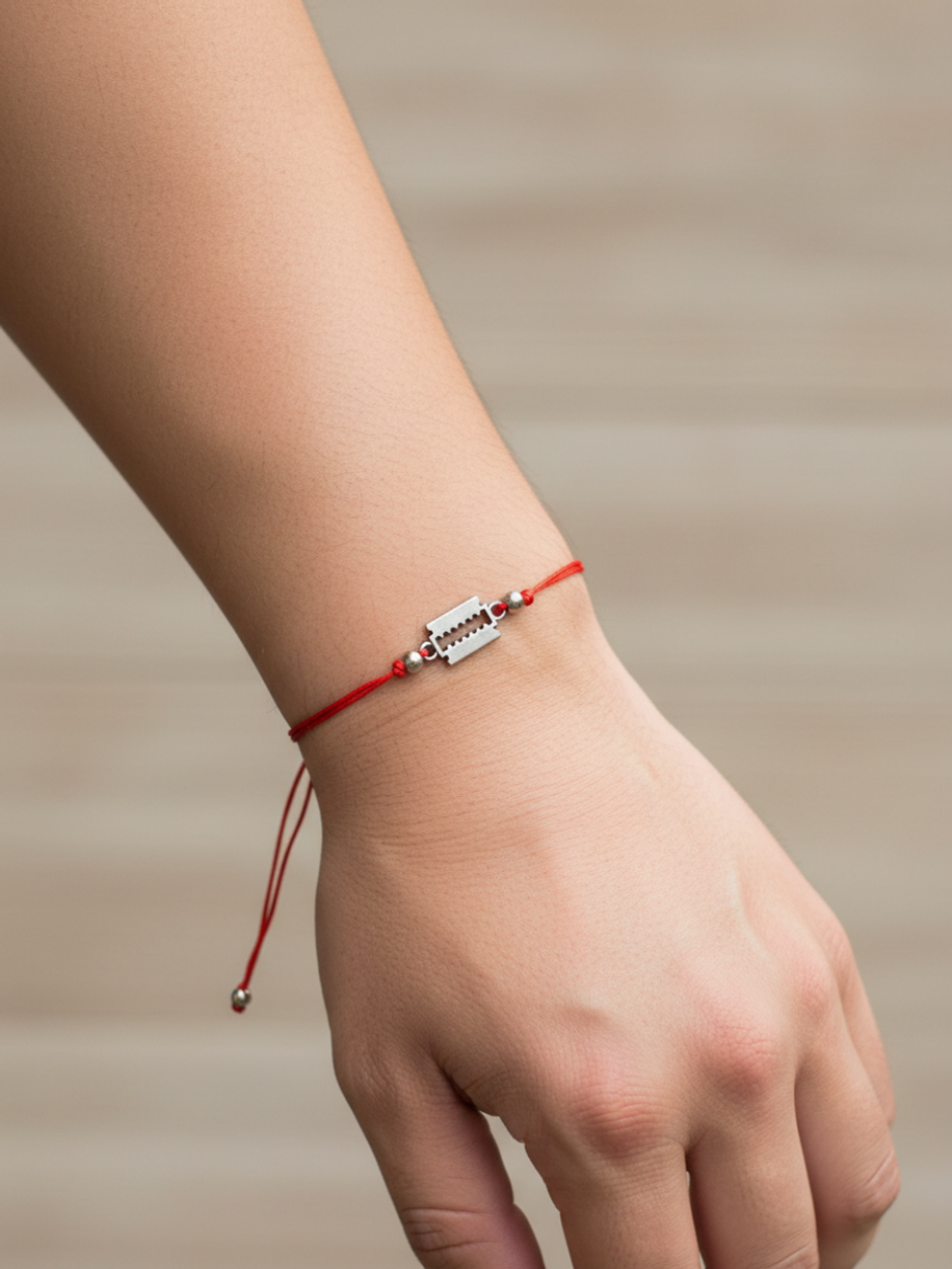 Красная нить Лезвие