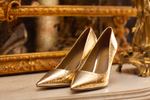 Женские туфли рептилия золотистые на бамбуковом каблуке