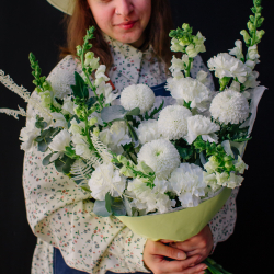 49. Стойкий белоснежный букет в современном стиле