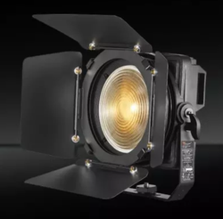 Fan-less 200W Warm White Folding Fresnel — бесшумный Fresnel прожектор 200 Вт 3200K с зумом 20–55°