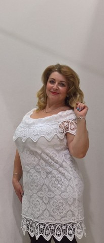 Белое нарядное платье-туника с ажурным шитьем
