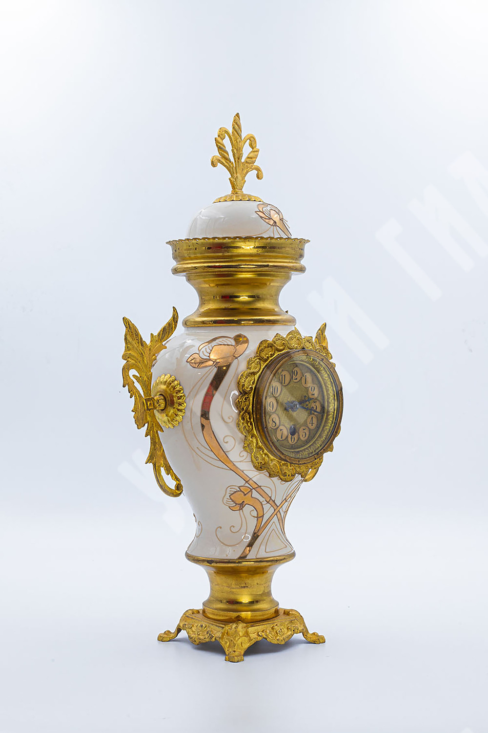 Фарфоровый часовой гарнитур с двумя жирандолями. Франция. Нач. XX в.