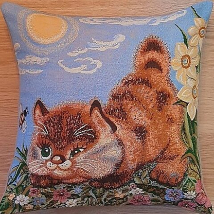 Гобеленовая наволочка "D. КОТЁНОК И ПЧЕЛА", Россия.