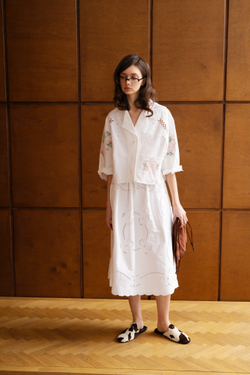 Укороченная рубашка с цветочной вышивкой