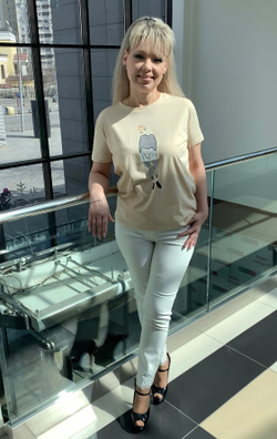 Белые брюки на резинке со стразовым украшением