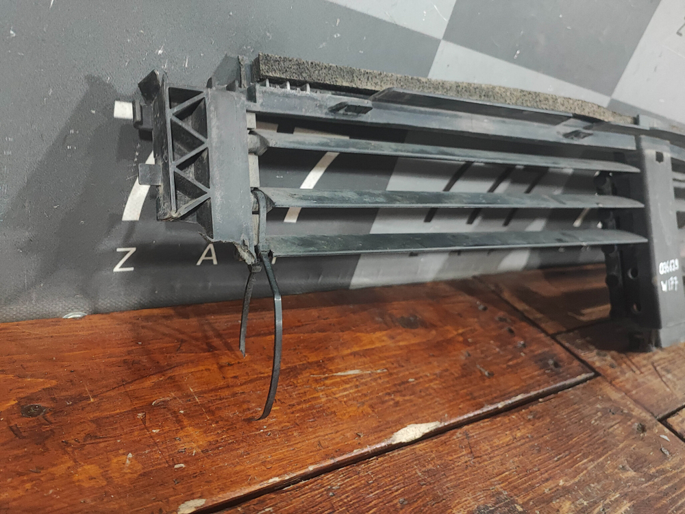 Воздуховод радиатора Жалюзи Mercedes A (W177) 18-нв Б/У Оригинал A1775008000
