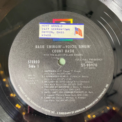 Винтажная виниловая пластинка LP Count Basie With The Alan Copeland Singers Basie Swingin Voices Singin (USA 1966)