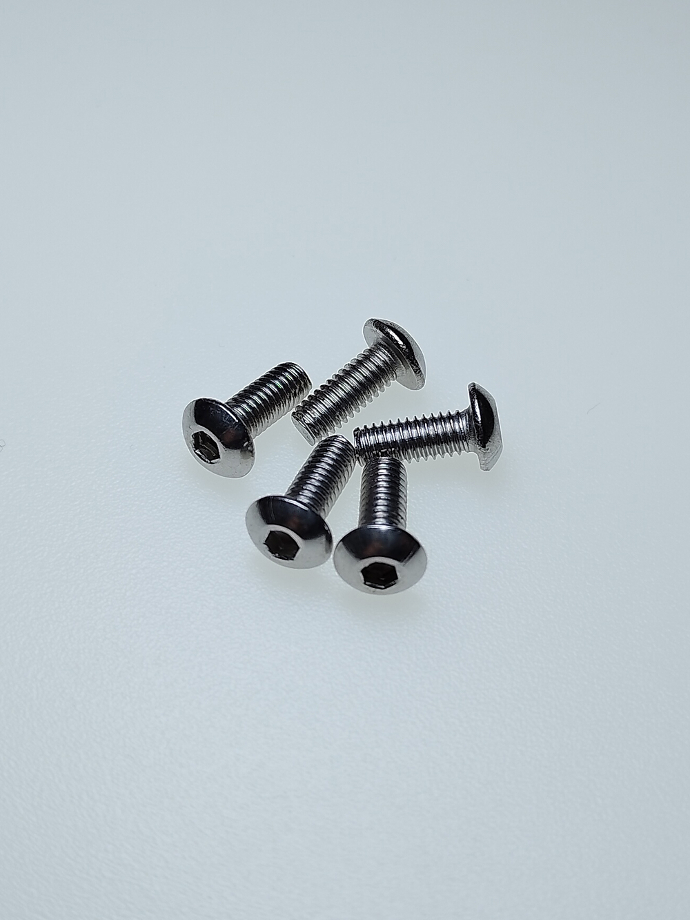 4х10 Винт с полукруг.гол. и внутр.шестигр. нерж. А2-70 ISO 7380 (20 шт.)