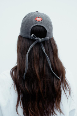 ZARA ДЖИНСОВАЯ КЕПКА HELLO KITTY © 2025 SANRIO, СЕРЫЙ