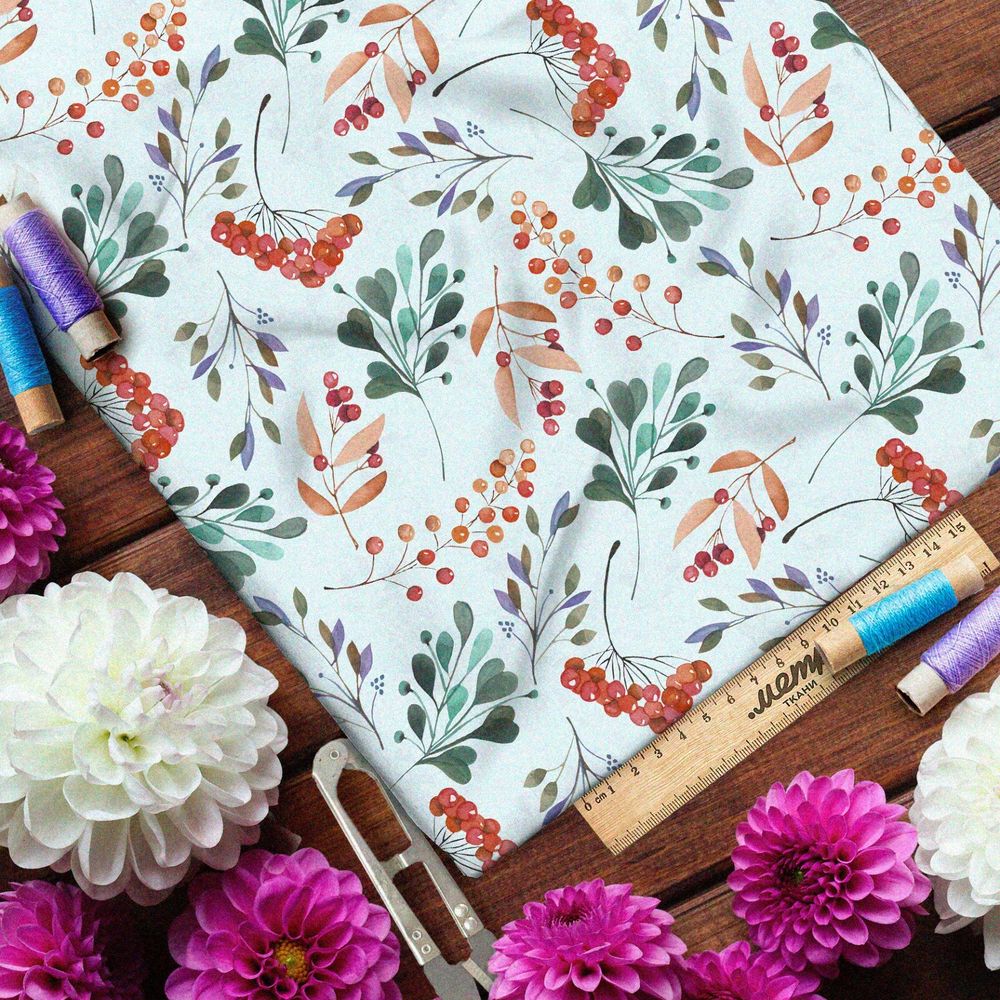 Ткань атлас брусника со смородиной на белом фоне