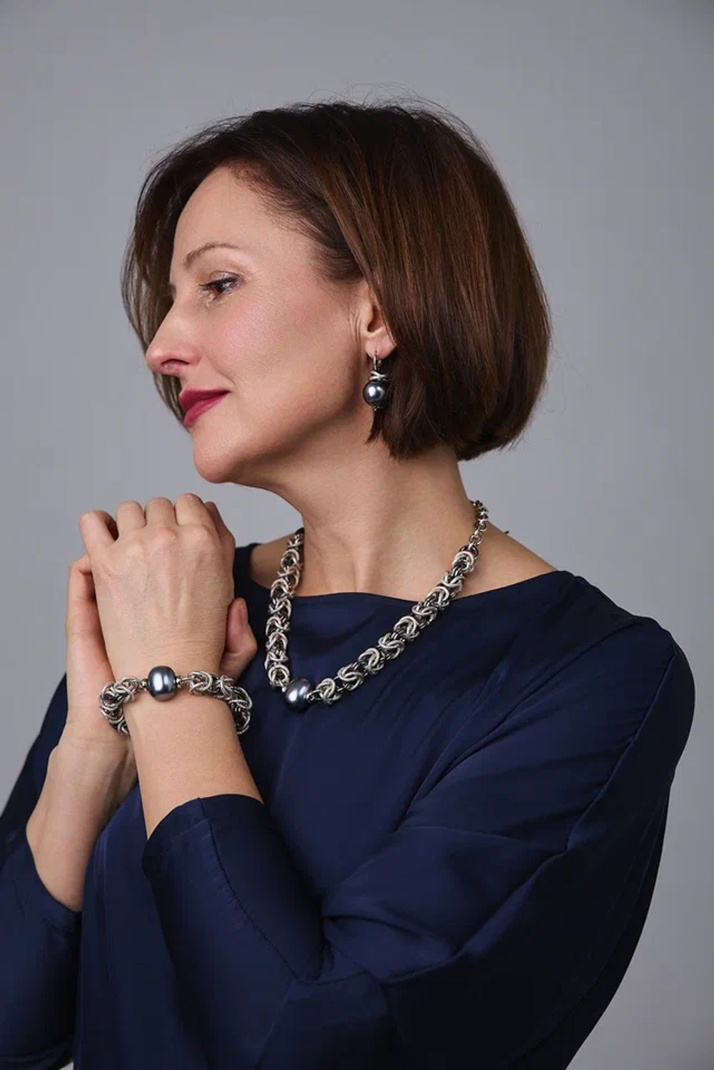 Серьги с плоским темно-серым жемчугом, оттенки серебро и графит, замок левербек