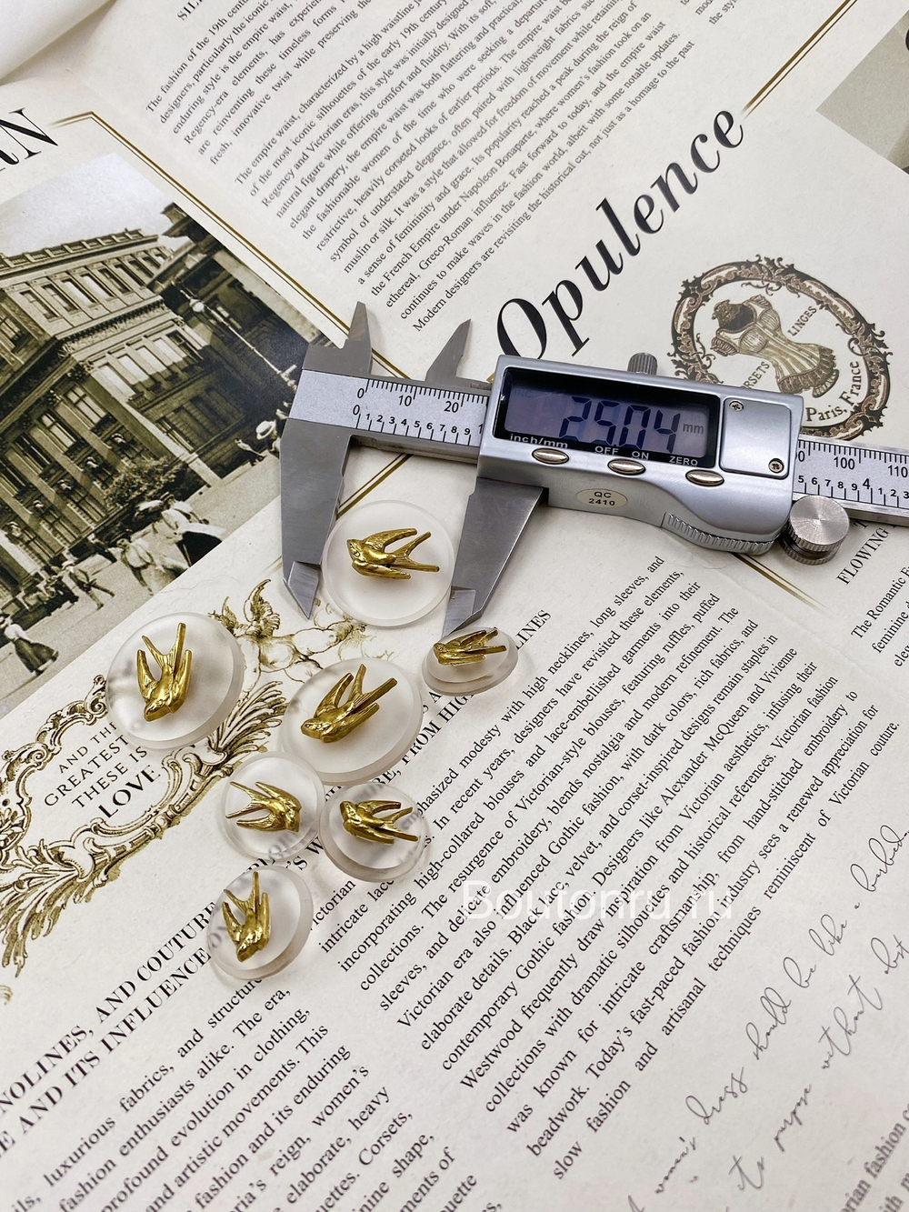 Пуговицы прозрачные золотистые "Ласточка"