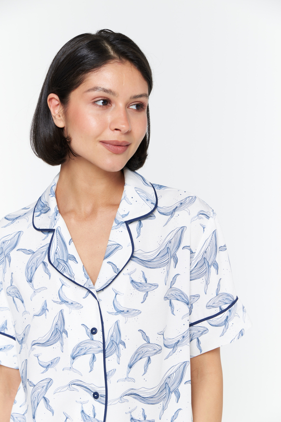 Блуза из вискозы с кантом и китами