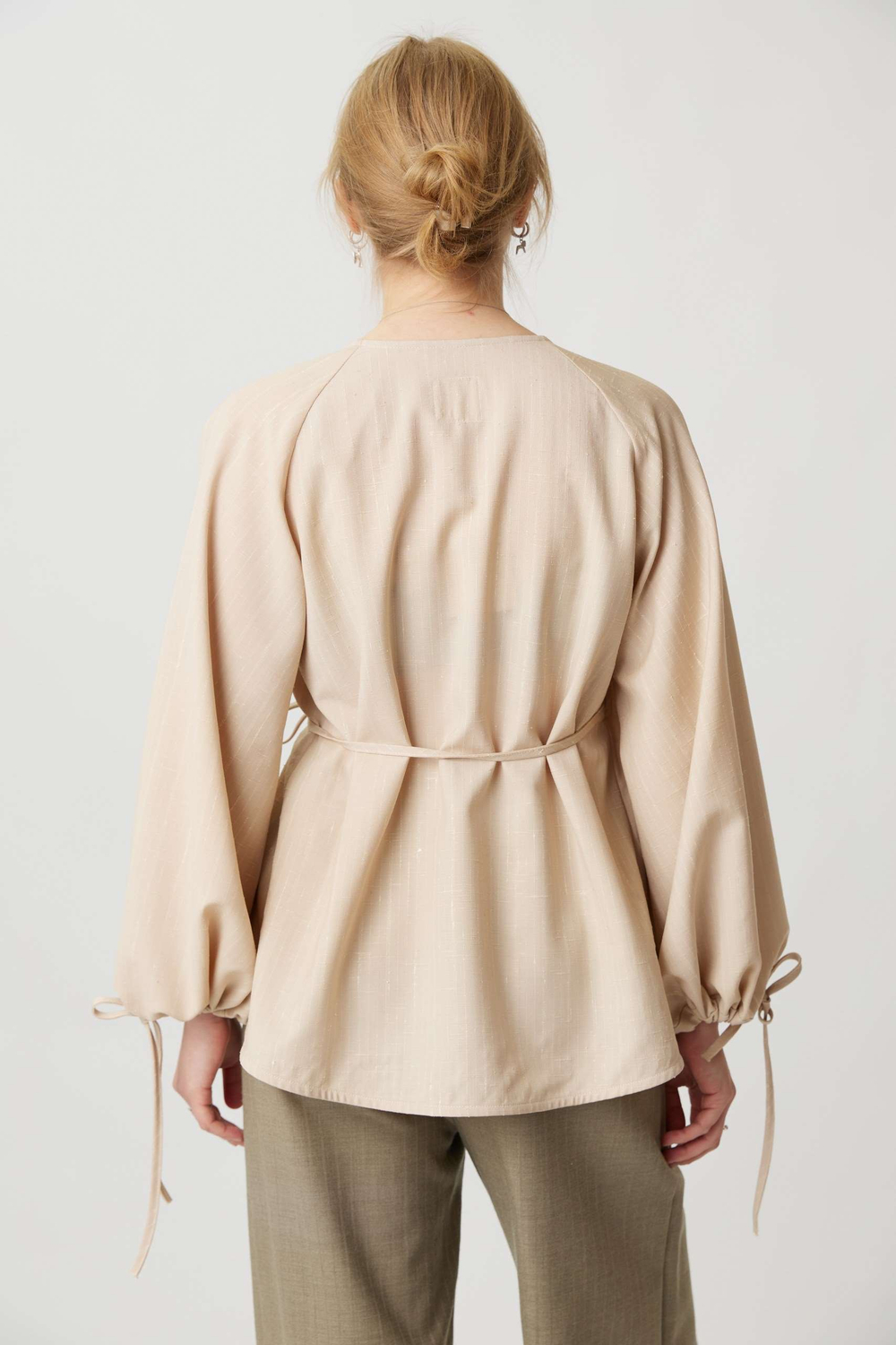 Блузка на запах из бежевой шерсти