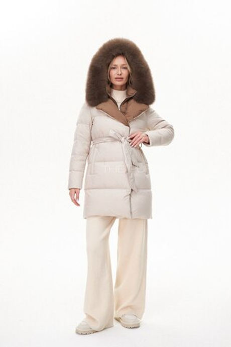 Бежевый удлиненный пуховик с контрастным воротом