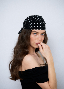 Косынка из шелка в горошек