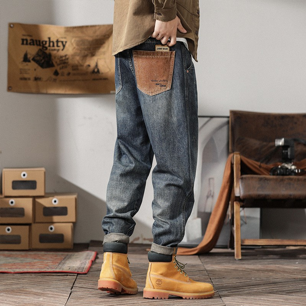 Трендовые джинсы с карманами другого цвета