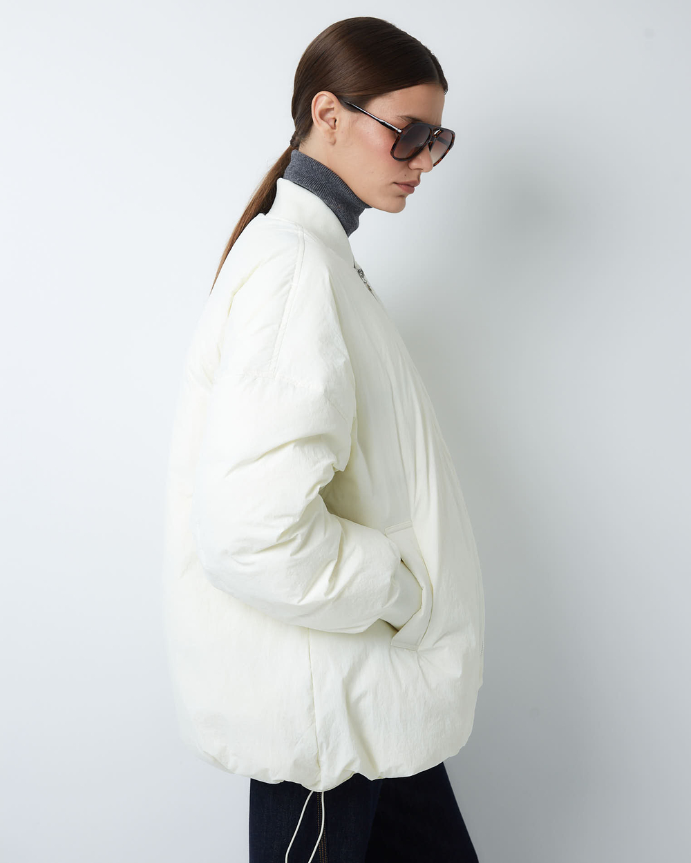 Бомбер на пуху молочный