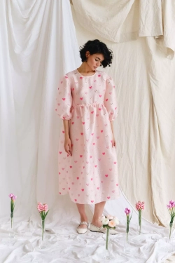 Платье с пышными рукавами и лентами на спине