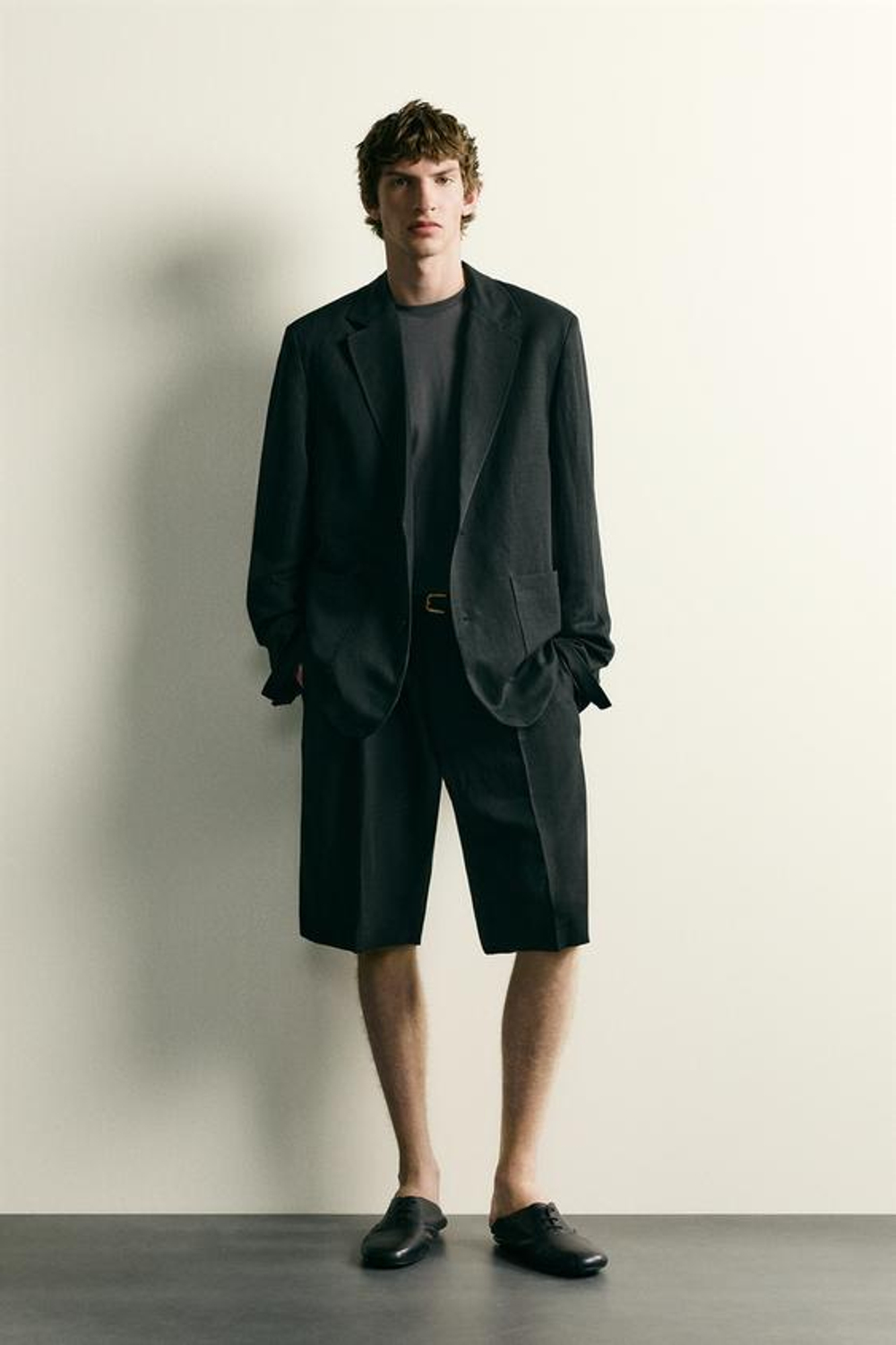ZARA СТРУКТУРИРОВАННЫЕ ШОРТЫ СО СКЛАДКАМИ, ЧЕРНЫЙ