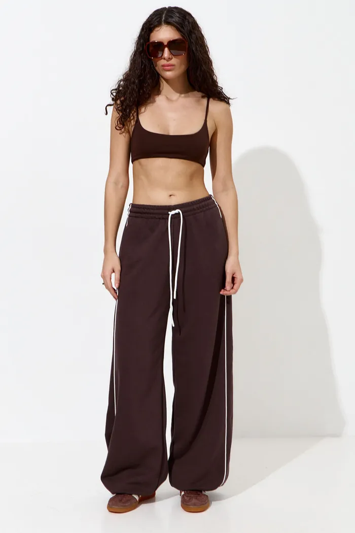 Широкие джоггеры с кантом цвета шоколад