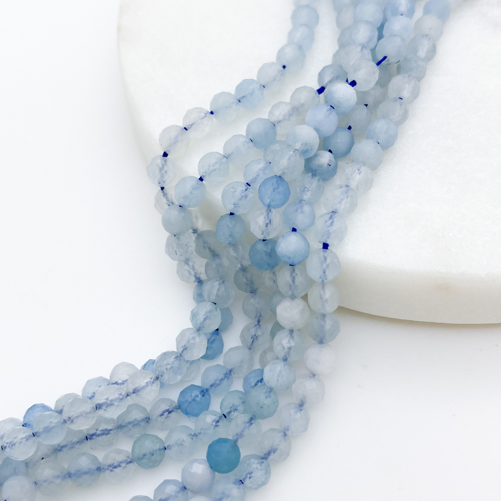 Аквамарин граненый бусины, размер около 4,2-4,4 мм, цена за отрезок 19 см (1/2 нити)