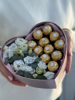 «Сердце» с лизиантусом, эвкалиптом и конфетами от Флора Маркет