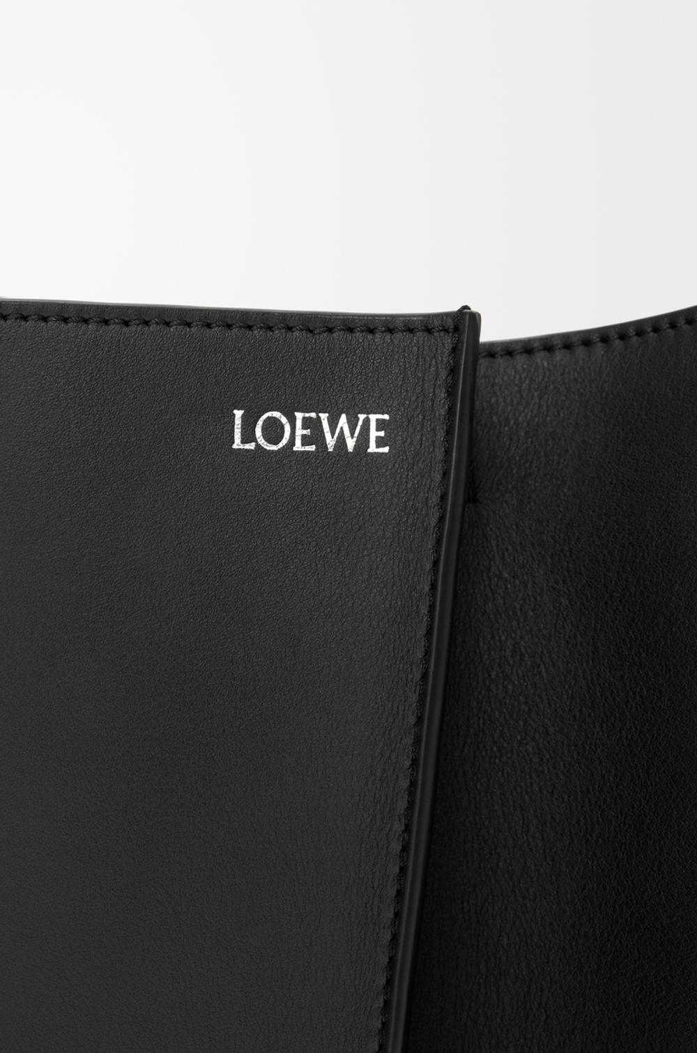 Loewe Средняя сумка-ведро Bilbao из гладкой телячьей кожи, черный