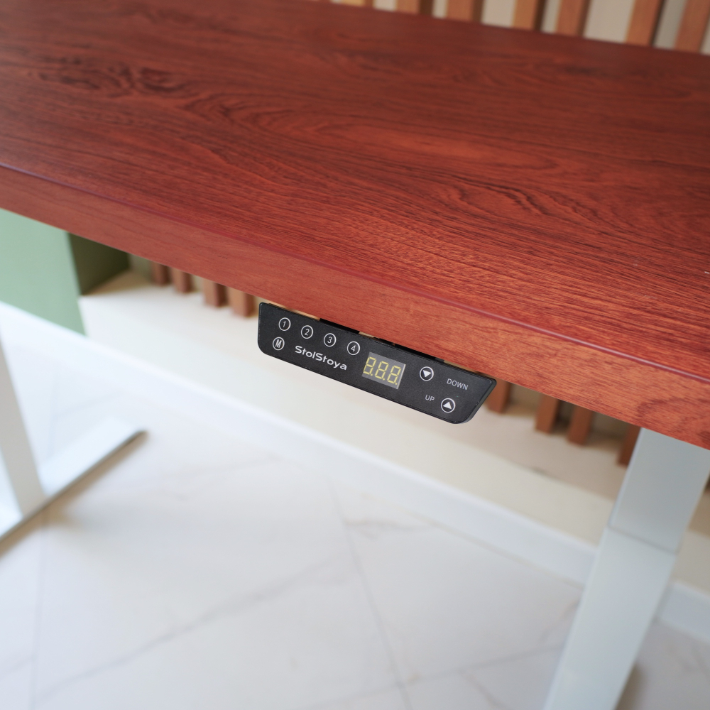 Регулируемый компьютерный стол Motor UP с регулировкой по высоте — столешница МДФ красное дерево