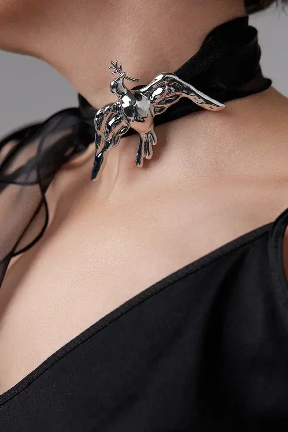 Колье Serenity птица в оттенке серебро на черной ленте из органзы