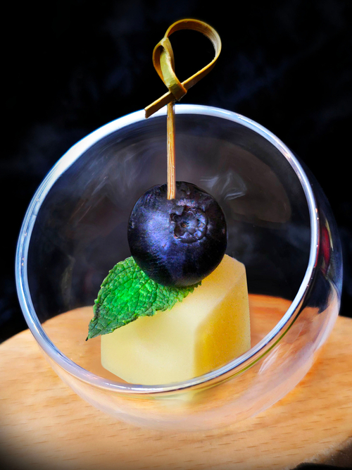 Канапе с сыром "Грюйер" и голубикой