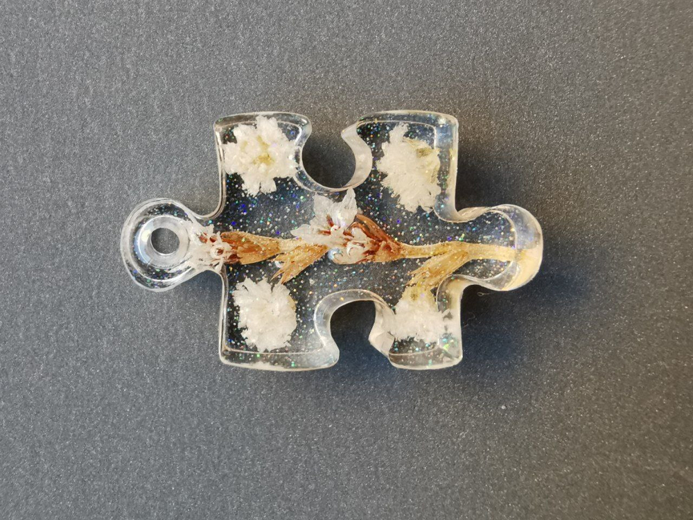 Подвеска или брелок с белыми цветочками