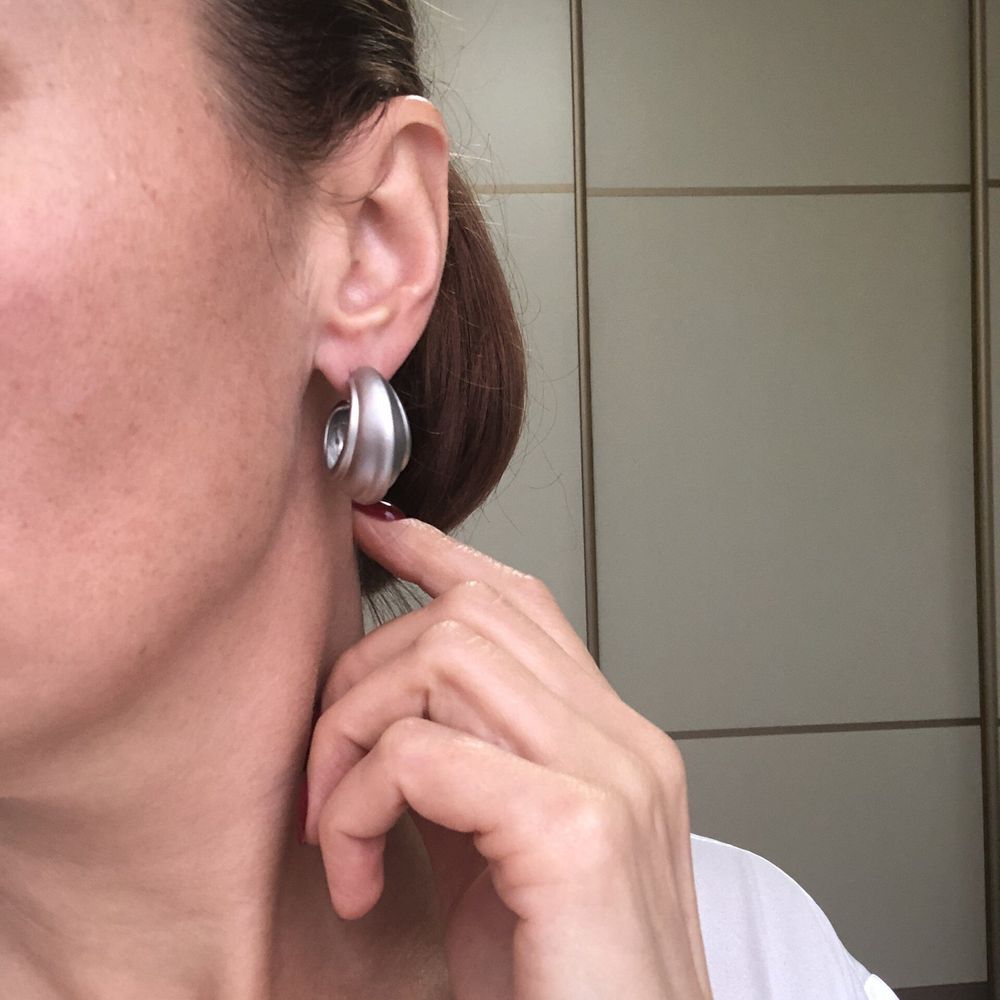 Серьги пусеты широкие полукольца. Бижутерный сплав. Оттенок матовое серебро.